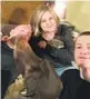  ?? RACHAEL PAVLIK VIA AP ?? Matthew Pavlik, su esposa Rachel y su hijo Henry se toman un selfie con sus mascotas Mudge (el perro) y Quilliei Nelson (un erizo). La familia dice que las mascotas les hacen la vida más llevadera durante el encierro.