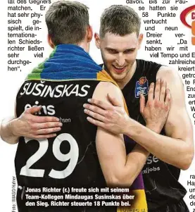  ?? ?? Jonas Richter (r.) freute sich mit seinem Team-Kollegen Mindaugas Susinskas über den Sieg. Richter steuerte 18 Punkte bei.