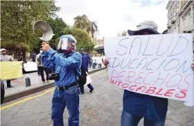  ??  ?? DESACUERDO. Los docentes amenazan con salir a las calles, otra vez.