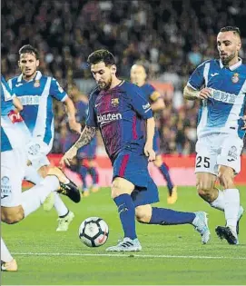  ?? FOTO: MANEL MONTILLA ?? Messi, una pesadilla para el Espanyol Otra exhibición del astro argentino