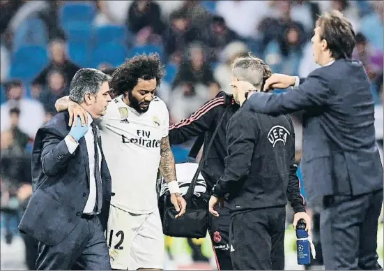  ?? JAVIER SORIANO / AFP ?? Marcelo se marchó lesionado en los últimos minutos mientras Lopetegui trataba de reordenar el equipo