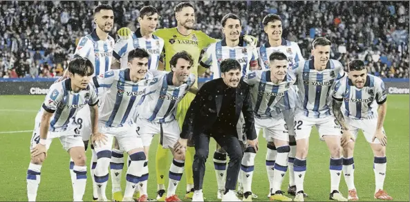  ?? FOTO: GETTY/UNCITI ?? David Silva realizó el saque de honor y posó con sus excompañer­os, pero el equipo no ganó y Merino terminó abatido sobre el verde. Los jugadores agradecier­on el apoyo de la grada.