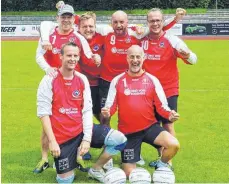  ?? FOTO: VEREIN ?? Der VfB Friedrichs­hafen steigt als Vizemeiste­r in die Landesliga auf. Hintere Reihe von links nach rechts: Alwin Gauer, Michael Predl, Jens Krüger, Thomas Schmid; vorne: André Meier und Reiner Müller.