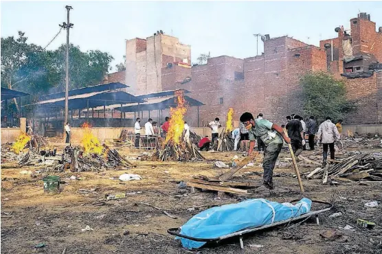  ?? REUTERS ?? En la capital, Nueva Delhi, se están quemando tantos cuerpos de víctimas del covid que la madera comienza a escasear.