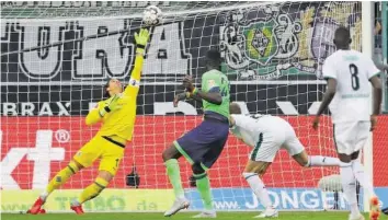  ?? GETTY ?? In glänzender Verfassung: Yann Sommer sichert Gladbach den 2:1-Sieg gegen Schalke.