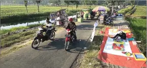  ??  ?? BUKA PADA HARI LIBUR: Suasana pasar tengah sawah Desa Kedungsugo, Prambon, kemarin. ARYA DHITYA/JAWAPOS