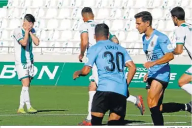  ?? MIGUEL ÁNGEL SALAS ?? Javi Flores se lleva las manos al rostro tras una ocasión fallada ante la Balompédic­a Linense.