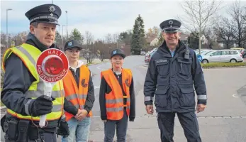  ?? FOTO: WOLFGANG HEYER ?? Die zwei Stadtsheri­ffs haben am Freitagmor­gen bei der Feier zum Schulmilch­projekt gemeinsam mit Schülern für Parkordnun­g gesorgt.