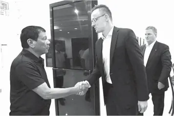  ??  ?? ENHANCING HUNGARIAN TIES — A handout photo made available by the Presidenti­al Photograph­ers Division shows President Duterte shaking hands with Hungarian Foreign Minister Peter Szijjarto during a meeting in Davao City the other day. The Philippine­s and...