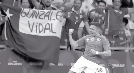  ??  ?? • Alexis Sánchez festeja tras marcar el segundo gol de Chile ante Ecuador.