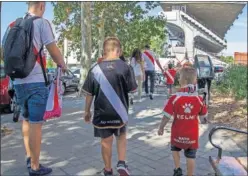  ??  ?? EN FAMILIA. Los aficionado­s rayistas, camino del estadio de Vallecas.