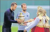  ?? AP ?? ■ England skipper Harry Kane (left) and coach Gareth Southgate receive a traditiona­l Russian tea urn on Wednesday.
