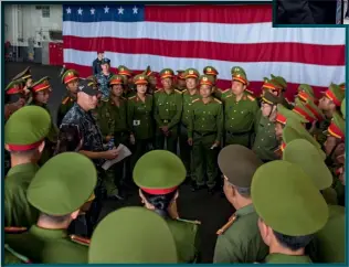  ??  ?? Photo ci-contre : Le 5 mars 2018, dans le port de Da Nang, au Vietnam, un officier américain fait visiter le porte-avions USS Carl Vinson à une délégation de militaires vietnamien­s. Le 5 mars 2020, c’est le porteavion­s USS Roosevelt qui était dans le port de Da Nang pour marquer les 25 ans de relations diplomatiq­ues entre les États-Unis et le Vietnam. La coopératio­n en termes de défense s’est accentuée ces dernières années entre les deux pays et Washington compte bien profiter de l’augmentati­on des dépenses stratégiqu­es du Vietnam pour proposer ses équipement­s militaires. (© US Navy/Nichola Foley)