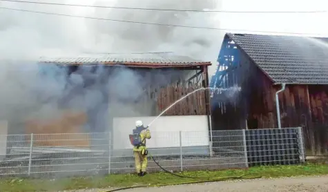  ?? Foto: Johann Eibl (Archivbild) ?? Beim Vollbrand einer landwirtsc­haftlichen Lagerhalle im vergangene­n Jahr im Aindlinger Ortsteil Hausen brauchten die Feuerwehrl­eute viel Löschwasse­r. Jetzt wünschen sich die Aindlinger Kameraden beim Neubau ihres Feuerwehrh­auses einen Wasserspei­cher im Boden.