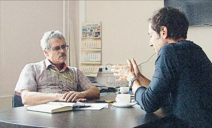  ?? NETFLIX / NETFLIX ?? Grigori Rodchenkov, de frente, conversa con el cineasta Bryan Fogel, durante la filmación de Ícaro