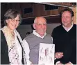  ?? FOTO: SKFM ?? Petra Baumann, Rudolf Lohrum und Elmar Borgmann (r.) bei der Ehrung in Monheim.