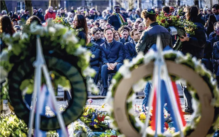  ?? ?? Demissiona­ir premier Mark Rutte bij het Auschwitzm­onument in Amsterdam tijdens de Nationale Holocaust Herdenking op 28 januari. Hij noemt de aanpak van antisemiti­sme „een zaak van de samenlevin­g”.