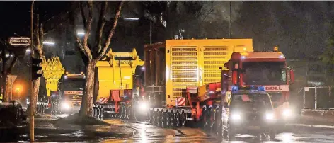  ?? RP-FOTO: GÜNTHER VON AMELN ?? Die deutsche Niederlass­ung des japanische­n Baumaschin­enkonzerns Komatsu Mining baut im Düsseldorf­er Süden Bagger für Tagebaue in aller Welt. Regelmäßig werden Sie mit Schwertran­sportern vom Werk zur Verschiffu­ng in den Reisholzer Hafen gefahren – wegen...