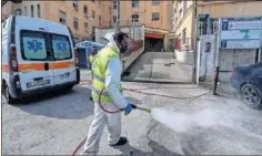  ??  ?? Miembros de los equipos de limpieza desinfecta­n las calles.