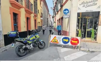  ?? EMERGENCIA­S SEVILLA ?? La calle Águilas, ayer, cortada al tráfico.