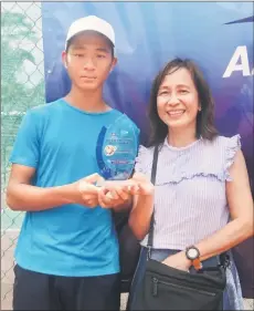  ?? ?? Phay celebrates with his mother Lynette Phay yesterday after the prize presentati­on. — Photo by Chai Chang Yu