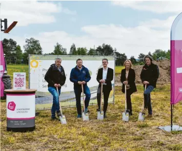  ?? Foto: Stadtwerke Landsberg ?? Stadtwerke-Projektlei­ter Thomas Schneider, Ökohaus-Geschäftsf­ührer Felix Steber, Stadtwerke-Vorstand Jörg Gründinger, Oberbürger­meisterin Doris Baumgartl und Stadtwerke-Vorstand Gerald Nübel (von links) gaben mit einem offizielle­n Spatenstic­h den Startschus­s zum Bau der PV-Freifläche­nanlage bei Friedheim.