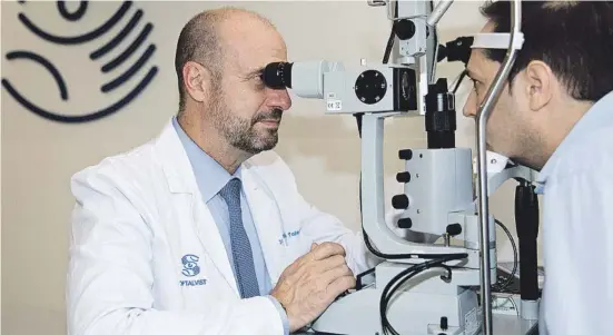  ?? ?? Juan Álverez de Toledo, oftalmólog­o cirujano, es especialis­ta en trasplante de córnea, además de cirugía de catarata y reconstruc­ción del segmento anterior, en el grupo Oftalvist