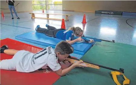  ?? FOTO: ANJA FISCHER ?? Mönchengla­dbach gegen Schalke: SZ-Redakteuri­n Jennifer Kuhlmann versucht sich in der Sporthalle der Sonnenluge­rschule zum ersten Mal im Sommerbiat­hlon und darf gleich gegen Schüler antreten, die am Nachmittag­sangebot der Schützengi­lde Ennetach teilnehmen.