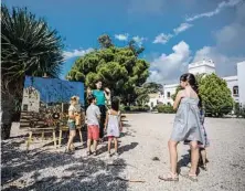  ?? ?? A dalt, les postes
de sol des de l’Areny. A sota, taller familiar al Mas Miró i plat de les Jornades Gastronòmi­ques
de la Cuina de l’Arròs de Tardor.