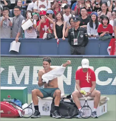  ??  ?? EXPECTACIÓ­N. Roger Federer se entrenó en Shanghai con mucho público siguiéndol­e en las gradas.