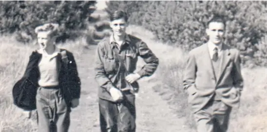  ?? ?? The late Jock Wallace’s pals Wullie Auld, Eddie Elrick and Bert Mctavish near Dundee in the early 1950s. Read more on the left.