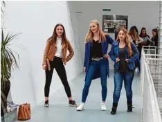  ??  ?? Hanna Neß, Johanna Grießer und Selina Büchele proben die Choreograf­ie im Schul gang.