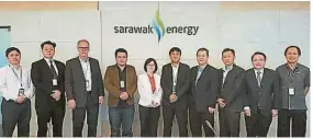  ??  ?? 砂能源公司首席執行員­沙比尼蘇海里（右五）以及中國葛洲壩集團控­股公司及Untang Jaya有限公司代表，在授予合約儀式后合影。