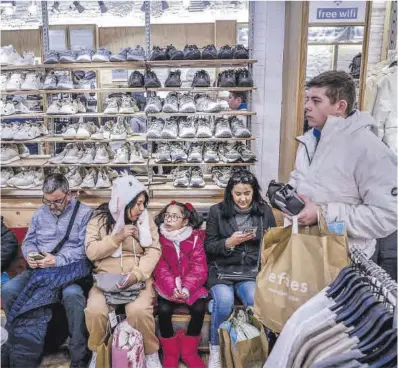  ?? Jordi Otix ?? Clientes de una zapatería de Barcelona durante las pasadas rebajas de enero.