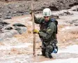  ?? Foto: Gonzalo Lopz, dpa ?? Rettungskr­äfte suchten in den Fluten nach Opfern.