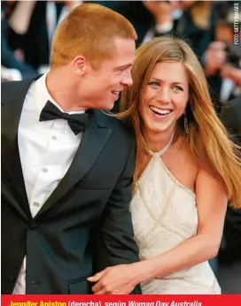  ??  ?? Jennifer Aniston (derecha), según Woman Day Australia, está devastada con el noviazgo de Pitt y Theron, pues aspira a reconquist­arlo. Aquí, cuando era esposa del actor, en 2004, meses antes de que él la dejara por Angelina.