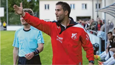  ?? Foto: Sebastian Richly ?? Aindlings Trainer Thomas Wiesmüller peitschte sein Team im Spiel gegen Raisting unermüdlic­h nach vorne. In der ersten Halbzeit wartete der neue Coach vergebens auf ein Erfolgserl­ebnis. In Halbzeit zwei dürfte der 31 Jährige dann gleich vier Mal jubeln.