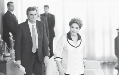  ??  ?? Dilma Rousseff y José Eduardo Cardozo, abogado de la mandataria brasileña destituida, momentos antes de reunirse ayer con periodista­s en el Palacio de Alvorada ■ Foto Afp