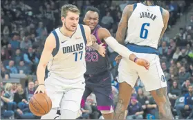  ?? FOTO: AP ?? Avance de Doncic con bloqueo de Jordan. Los Wolves no pudieron con el esloveno