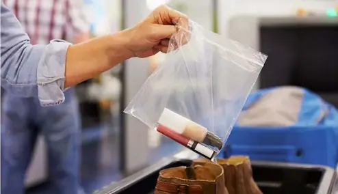  ?? ?? Grâce aux nouveaux scanners de sécurité des aéroports, il ne sera plus nécessaire de retirer les liquides des sacs lors des contrôles.