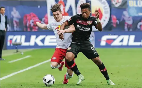  ?? FOTO: IMAGO ?? Leverkusen­s Leon Bailey (r.) im Zweikampf mit Leipzigs Marcel Sabitzer beim 0:1 der Werkself vergangene Saison.