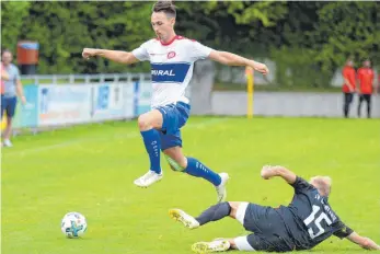  ?? FOTO: CHRISTIAN METZ ?? Oberzells Neuzugang Lennart Pohl (rechts) gegen Jonas Keller vom SC Pfullendor­f.