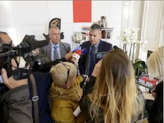  ?? (Photo Gilles Traverso) ?? Guillaume Cardy, directeur départemen­tal adjoint de la Sécurité publique, invite les victimes de l’agression du TER en gare de Ranguin à déposer plainte.