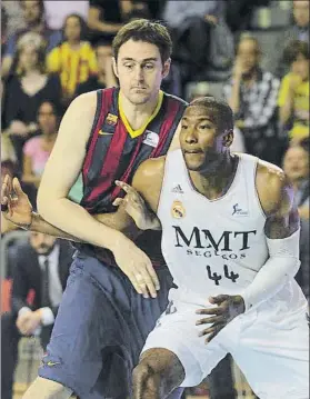  ?? FOTO:EDUARD OMEDES ?? Marcus Slaughter pelea la posición con Lorbek en un partido contra el Barça