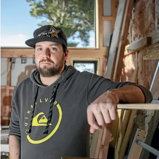  ?? ROSA WOODS/ STUFF ?? A judge has ruled Jono Voss’s tiny house needed a building permit.