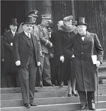  ?? Foto: picture-alliance/AP ?? Iwan Maiski (l.) mit Winston Churchill auf den Stufen der St. Paul's Cathedral, 16. September 1941