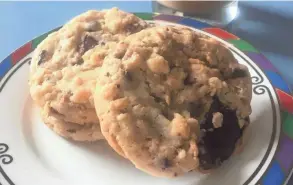  ?? JOANNE KEMPINGER DEMSKI ?? Chocolate chunk cookies from Sugar & Flour Bakery get a crispy edge from Rice Krispies.