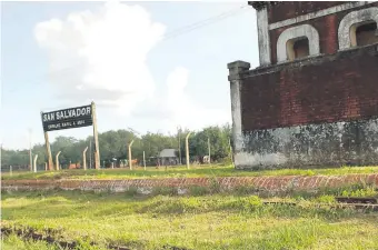  ??  ?? La exestación del tren del distrito de San Salvador. En este predio cada año se monta el escenario del Festival de la Locomotora, que fue suspendido en su decimocuar­ta edición.