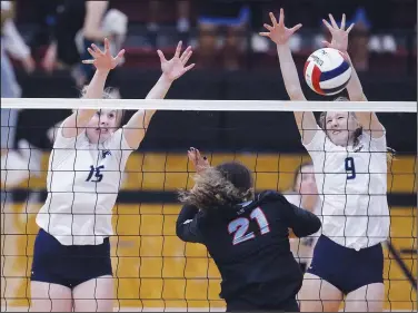  ?? Arkansas Democrat-Gazette/THOMAS METTHE ?? Springdale Har-Ber’s Kat Cooper (15) and Kyler Greenlee (9) block the shot of Fort Smith Southside’s Aleigha Johnson (21) during the Class 6A state volleyball tournament semifinal on Thursday in Cabot.