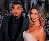  ?? AFP ?? Kevin-Prince Boateng, 31 anni: in alto con la moglie Melissa Satta, 32, sotto con la maglia dell’Eintracht